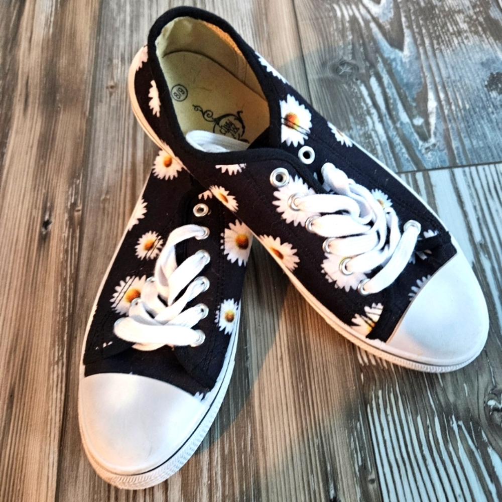 New size 8/9 sunflower shoes sneakers shoes